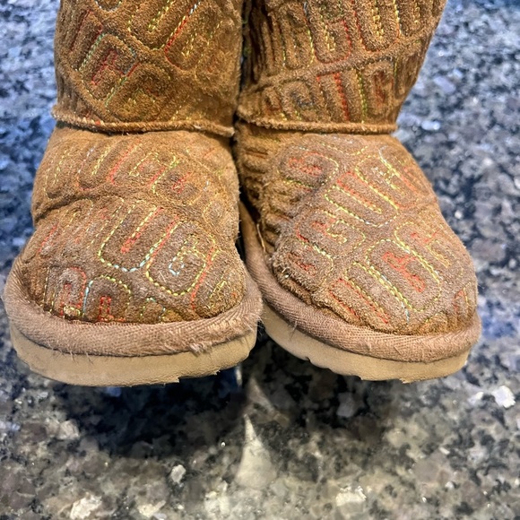 Girls Ugg Boots with multicolor stitching - Picture 7 of 9
